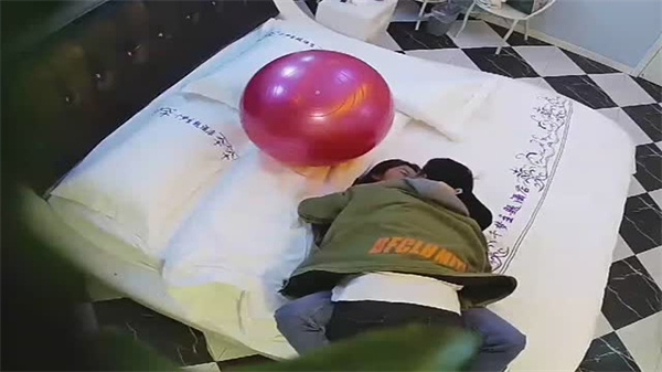 偷拍流出 校花女友在情趣瑜伽球房被男友狂操 淫水四溅内射实录