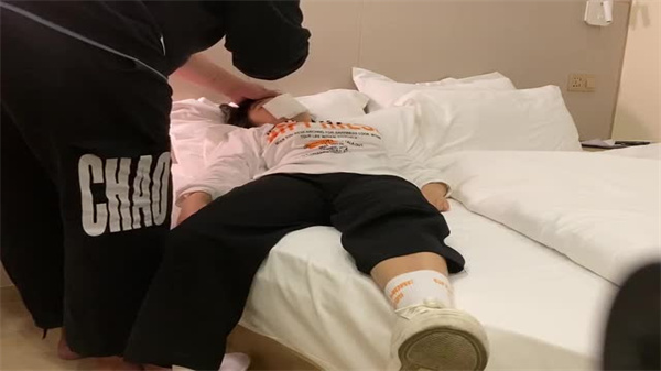 肥猪哥下药迷晕03年极品巨乳美女同事，狂干爆操内射高潮！