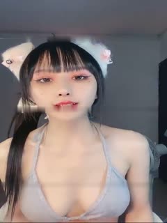 火爆尤物蘸点蜜桃酱骚进骨子里半裸吃假鸡巴