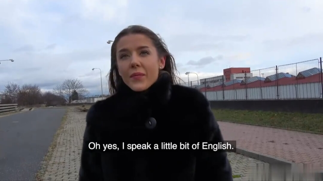 
路边搭讪路人用10美元诱惑成功