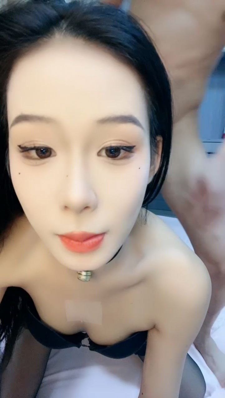 
        高颜值极品身材美少女留学生校花小姐姐下海直播露出黑丝美腿玉足      