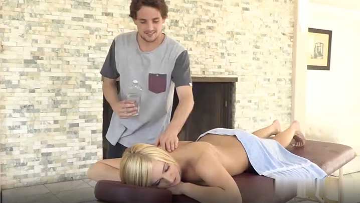 
色情男按摩师的经验丰富服务真是很棒让你的骚逼爽翻了