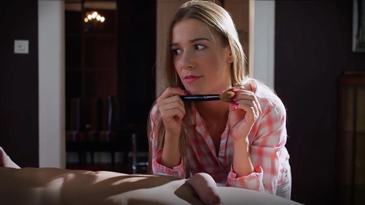 
小姐姐的含棒技巧很不错含完我就让他来舔我骚逼