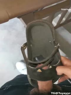 
跟踪白嫩学生妹射妹妹性感凉鞋