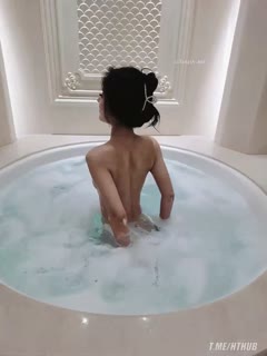 
好福利看看小姐姐全露沐浴