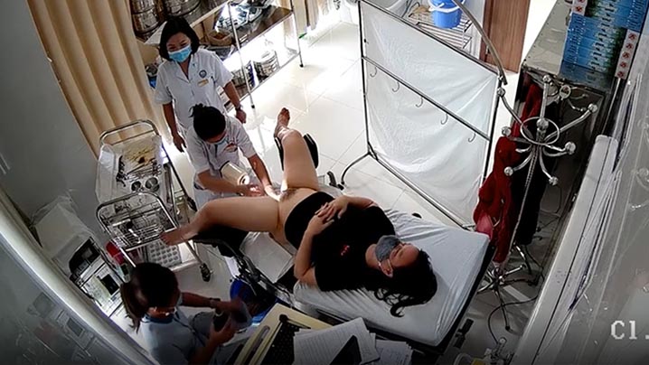 
女子医院妇科诊室摄像头破解偷拍几位来做人流的妹子护士拿夹子一顿捅主任医师上手摸摸奶二指禅捅逼