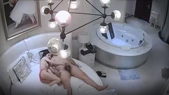 
酒店监控有点胖的小胖哥带着自己的漂亮女友开房打炮_女主口交吃鸡换着姿势的来回的干看来经常开房