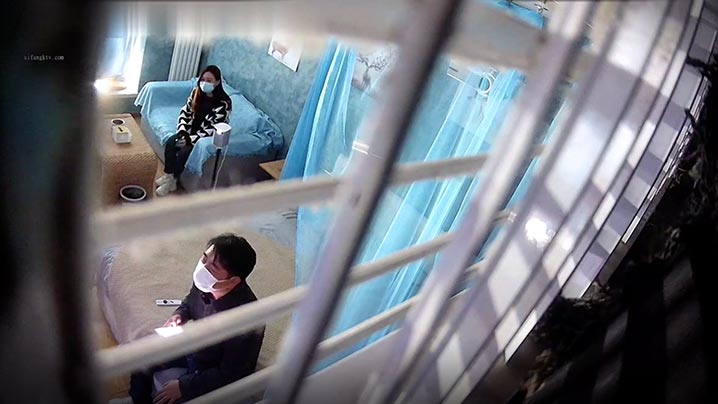 
酒店摄像头新台解密偷拍_绿帽男带媳妇和网友激情3p轮插媳妇哭喊我不