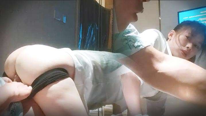 
老王探花真实搞足疗女衬衣美腿极品御姐拨开短裤磨蹭骚逼大白屁股极度诱惑