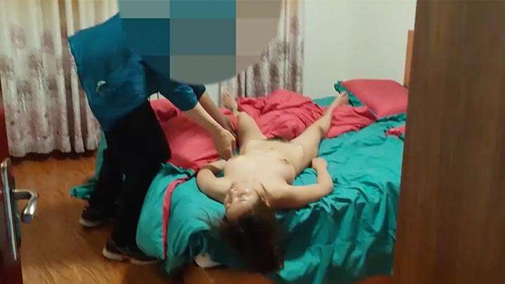 
绿帽男找代驾司机迷玩自家女友死猪裸体被抱到房间迷操然后又抱到客厅玩弄